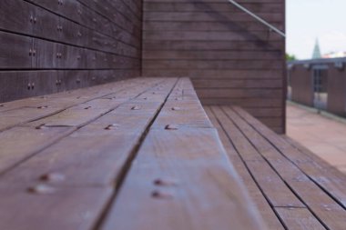 Arka plan olarak zeminde uzun yatay kirişler