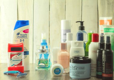 Varşova, Polonya - 01 Temmuz 2020: Şampuan ve krem, parfüm ve losyon