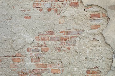 Taşın dokusu ve düşen alçı. Düşen alçı ve kırmızı taş duvar
