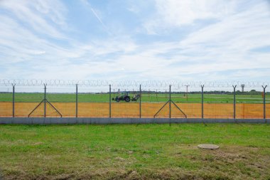 Traktör havaalanı boyunca sürüyor. Havaalanı teknolojisi
