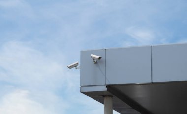 Binanın köşesinde iki kamera var. İhlalleri izlemek ve düzeltmek için kameralar