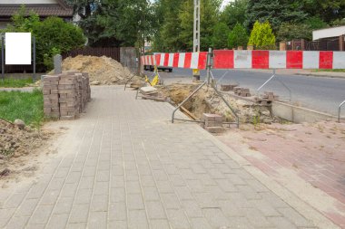 Bir patikada açık bir çukur. İzole edilmiş beyaz arkaplanı olan metin için pankart