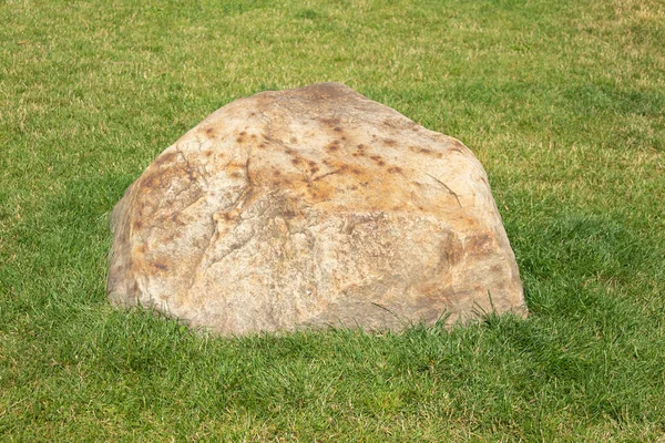 Μεγάλη Πέτρα Ένα Καταπράσινο Λιβάδι — Φωτογραφία Αρχείου