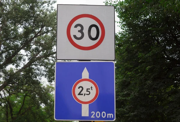 Verkehrszeichen Tempolimit Und Gewichtsbeschränkung — Stockfoto