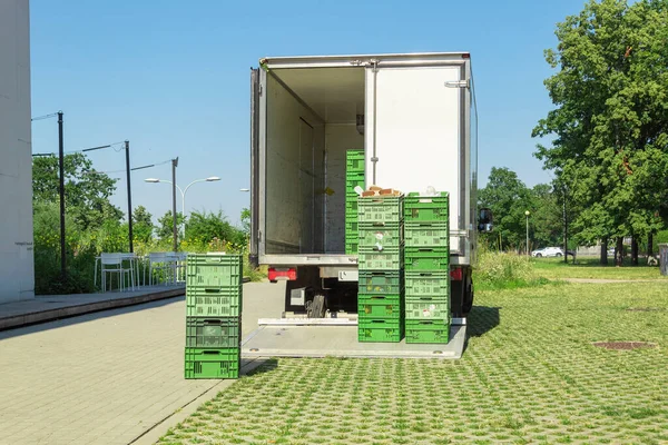 Das Entladen Von Lebensmittelkisten Aus Einem Lieferwagen Lieferung Von Waren — Stockfoto