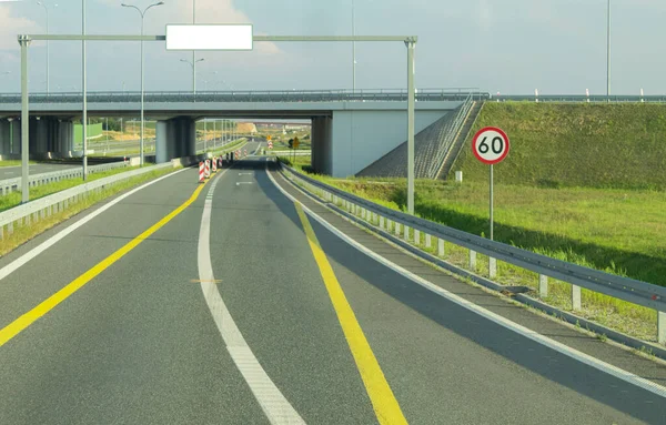 Hız limiti olan bir otoyolda yol tabelası. Arabadan yol manzarası. İşaretli ve yol işaretli yollar