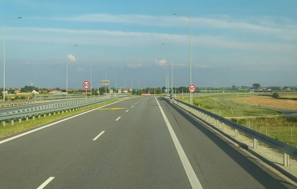 Een Verkeersbord Een Snelweg Met Een Snelheidslimiet Zicht Weg Vanuit — Stockfoto