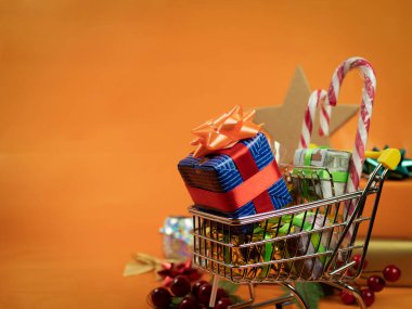 Noel hediyeleri arabada. Alım ve paketleme hediyeleri için arka plan