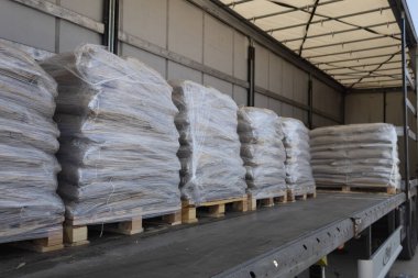 Bir kamyon römorkuna mal yüklemek. Mallarla dolu bir karavan boşaltılıyor.