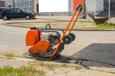 Asfaltı ezmek için el bilgisayarı