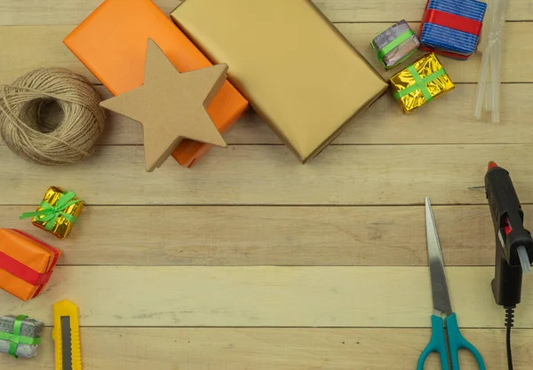 Hediye kağıdına elle sarma. Hediyeler için arka plan hediye kutusu ve kağıt, üst görünüm