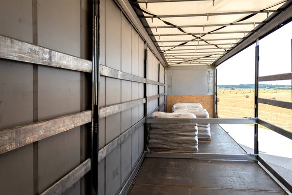 Verladen Einen Kippanhänger Eines Lastwagens Der Prozess Des Entladens Von — Stockfoto