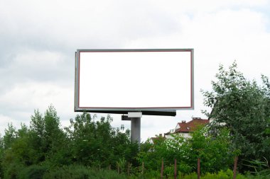 Gökyüzü ve ağaçların arkaplanındaki yazı için pankart. İzole edilmiş beyaz arkaplan ile metin için pankart