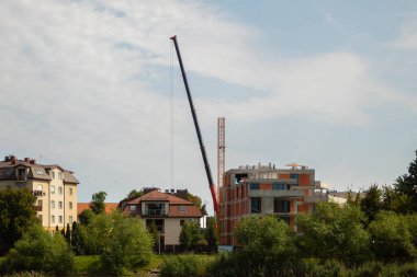 İnşaat vincini söküp monte etmek. Başka bir vinçle bir kuleyi sökmek. Uzmanlar inşaat alanında bir vinç monte ediyorlar.