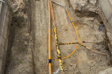 Yeraltı araçları ile belirlenmiş siper. Bir şehir caddesinde gaz boru hattı onarımı, doğalgaz boru hattı bağlantısı