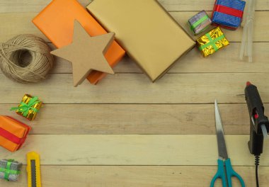 Hediye kağıdına elle sarma. Hediyeler için arka plan hediye kutusu ve kağıt, üst görünüm