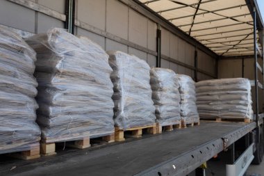 Bir kamyon römorkuna mal yüklemek. Mallarla dolu bir karavan boşaltılıyor.