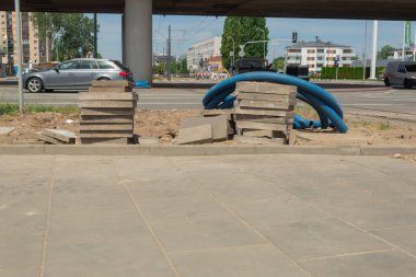 Yeraltı tesislerinin tamiri ve döşenmesi. İletişim için kanalize borular