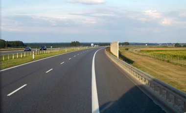 Yol işaretleri ve sağa dönüş. Arabadaki işaretlerle yol manzarası