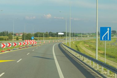 Yol işaretleri ve sağa dönüş. Arabadaki işaretlerle yol manzarası