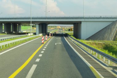 Yol işaretleri ve sağa dönüş. Arabadaki işaretlerle yol manzarası