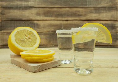 Tuzlu ve limonlu tekila. Tekila bardağa dökülür. Camın kenarındaki tuz.