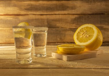 Tuzlu ve limonlu tekila. Tekila bardağa dökülür. Camın kenarındaki tuz.