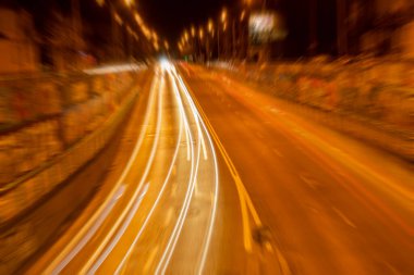 Yolun bir bölümünün bulanık arkaplanı. Odaklanamadığı gece şehir yolu geçmişi