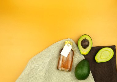 Etiketli bir şişe. Arka planda etiket olan bir şişedeki avokado yağı. Avokado ve yağ arkaplanı