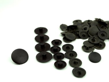 İzole edilmiş beyaz arka planda vida ve vidalar için kapak. Mobilya başındaki vida ve vidalar için eski kılıflar. Beyaz arkaplan.