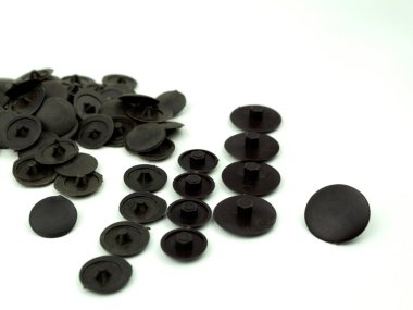 İzole edilmiş beyaz arka planda vida ve vidalar için kapak. Mobilya başındaki vida ve vidalar için eski kılıflar. Beyaz arkaplan.