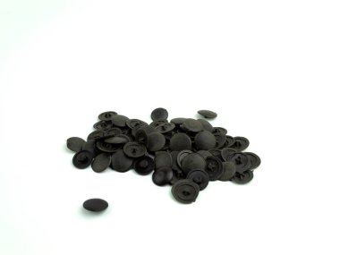 İzole edilmiş beyaz arka planda vida ve vidalar için kapak. Mobilya başındaki vida ve vidalar için eski kılıflar. Beyaz arkaplan.