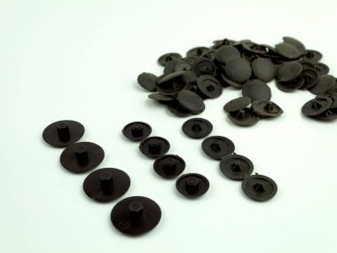 İzole edilmiş beyaz arka planda vida ve vidalar için kapak. Mobilya başındaki vida ve vidalar için eski kılıflar. Beyaz arkaplan.