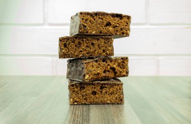 Avokado yağı ve taze avokado masada. Cam şişedeki avokado yağı. Avokado ikiye bölündü