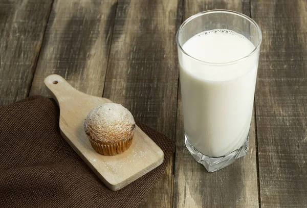 Cupcake Cosparso Zucchero Velo Bicchiere Latte Muffin Fresco Fatto Casa — Foto Stock