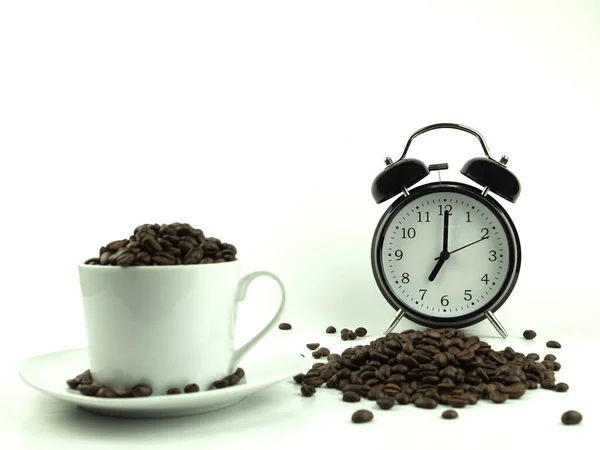 Relógio Alarme Grãos Café Torrados Uma Xícara Branca Como Fundo — Fotografia de Stock