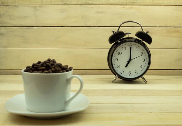 Relógio Alarme Grãos Café Torrados Uma Xícara Branca Como Fundo — Fotografia de Stock
