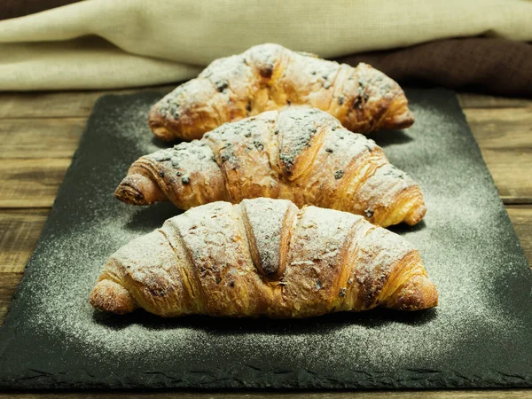 Croissant Espolvoreado Con Azúcar Glaseado Tres Croissants Sobre Fondo Madera — Foto de Stock