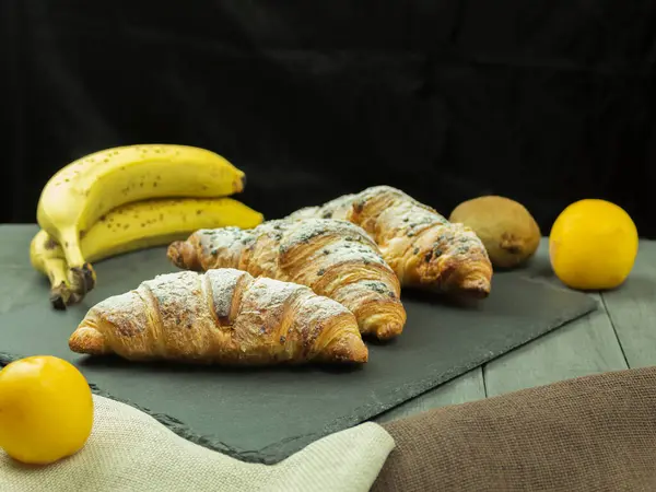 Croissant Con Relleno Fruta Como Fondo Croissant Fresco Crujiente Una — Foto de Stock