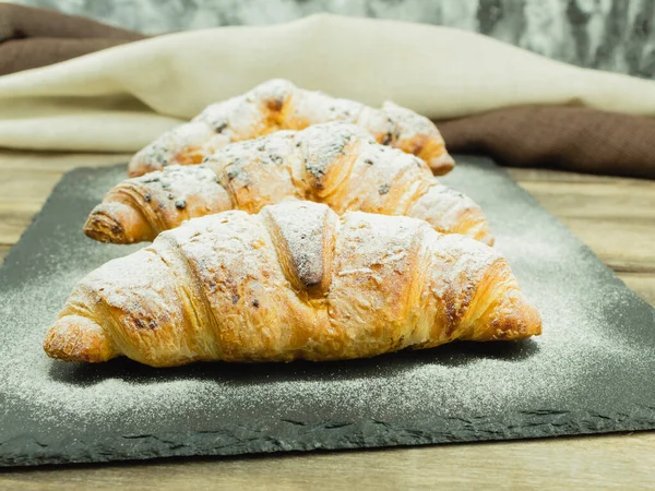 Croissants Crujientes Frescos Con Relleno Chocolate Azúcar Polvo — Foto de Stock