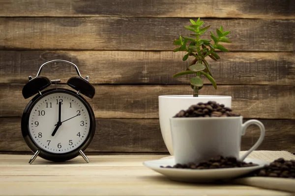 Despertador Mostra Sete Horas Xícara Branca Com Grãos Café Fundo — Fotografia de Stock