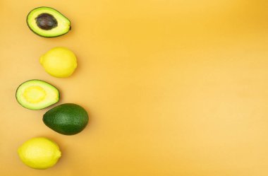 Avokado ve yarım yamalak arka plan. Arka plan olarak avokado meyveleri ve metin için yer