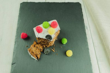 Yeme sürecinde bir dilim kek. Çocuk oyuncağı ısırılmış. Tatlı olarak nefis.