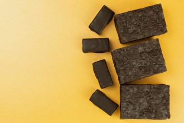 Çikolatalar arka plan olarak masaya serilmiştir. Lezzetli çikolatalardan yapılmış metinler için arka plan ve duvar kağıdı