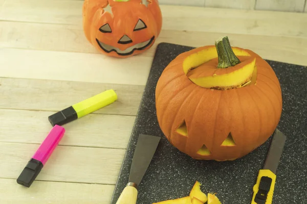 Preparando Uma Abóbora Para Halloween Com Suas Próprias Mãos Conceito — Fotografia de Stock