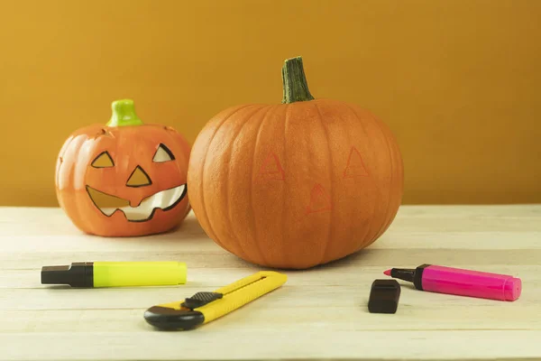 Preparando Uma Abóbora Para Halloween Com Suas Próprias Mãos Conceito — Fotografia de Stock