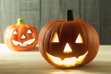 Fotokopi alanı olan taze ve oyulmuş balkabağı ve mum. Balkabağı süsü ve oyma. Balkabağı elli el yapımı el sanatları. İçi yanan bir mumla aydınlanıyor.