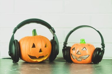 Cadılar bayramı için arka plan olarak taze balkabağı ve metin için yer. Fikir, müzik. Balkabağı müzik aşığı, kulaklıklı balkabağı.