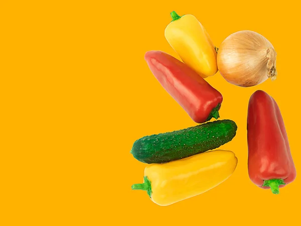 黄色の背景に新鮮なパプリカ 新鮮な野菜だ ベルペッパー — ストック写真