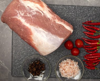 Büyük bir parça domuz eti, tuz ve biber. Et filetosu ve baharatlı biber. Metin için arkaplan veya duvar kağıdı üst görünümü